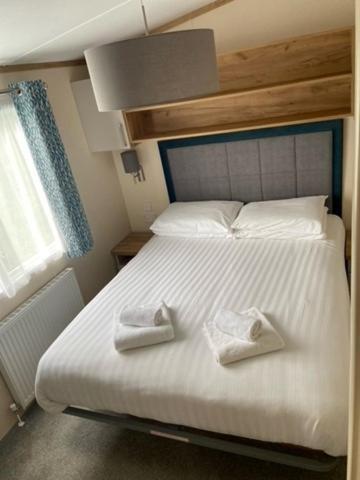 Our Goldfinch 1- Sleeps 2 Persons- Private Hot Tub-Pet Friendly-Tranquil Holiday Away From It All Yet Not Far From St Austell- The Holiday Home Has One Bedroom, Living And Dining Area, Equipped Kitchen-Decking-Outdoor Furniture-Fishing Lakes And More Grampound Zewnętrze zdjęcie
