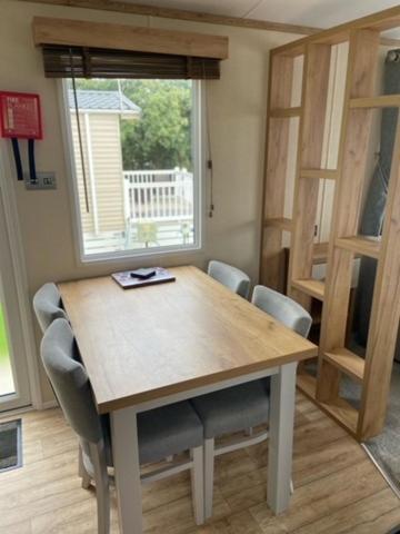 Our Goldfinch 1- Sleeps 2 Persons- Private Hot Tub-Pet Friendly-Tranquil Holiday Away From It All Yet Not Far From St Austell- The Holiday Home Has One Bedroom, Living And Dining Area, Equipped Kitchen-Decking-Outdoor Furniture-Fishing Lakes And More Grampound Zewnętrze zdjęcie