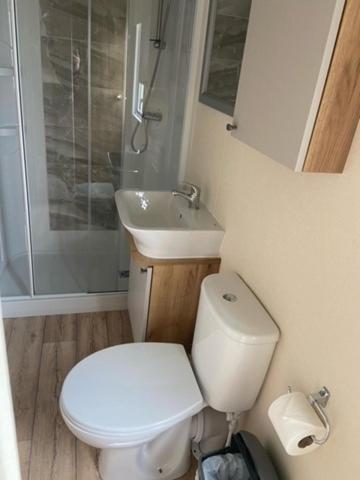 Our Goldfinch 1- Sleeps 2 Persons- Private Hot Tub-Pet Friendly-Tranquil Holiday Away From It All Yet Not Far From St Austell- The Holiday Home Has One Bedroom, Living And Dining Area, Equipped Kitchen-Decking-Outdoor Furniture-Fishing Lakes And More Grampound Zewnętrze zdjęcie